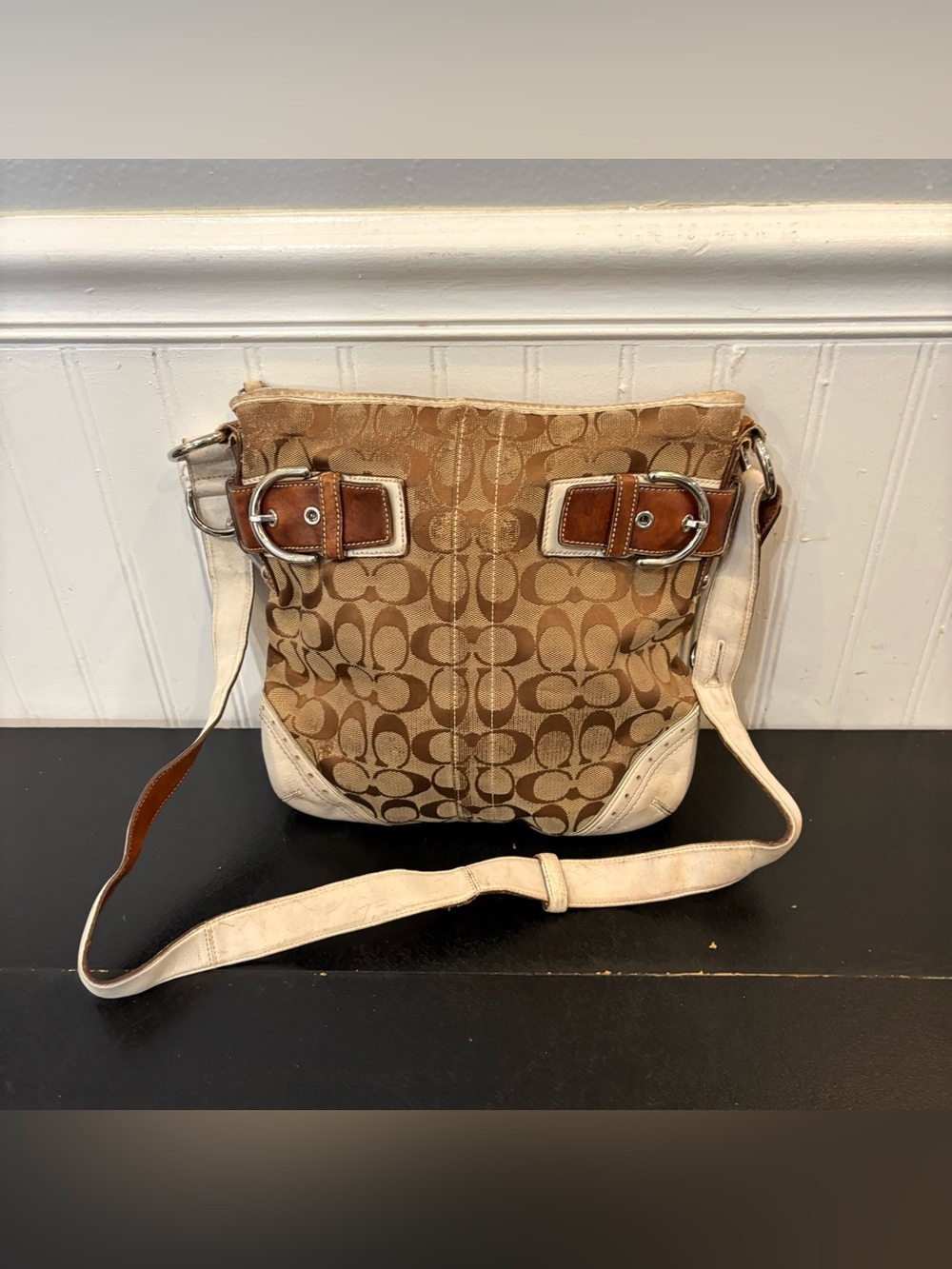 Coach Signature Beige/White
Crossbody Bag Zip Closure
Detachable Strap Silver